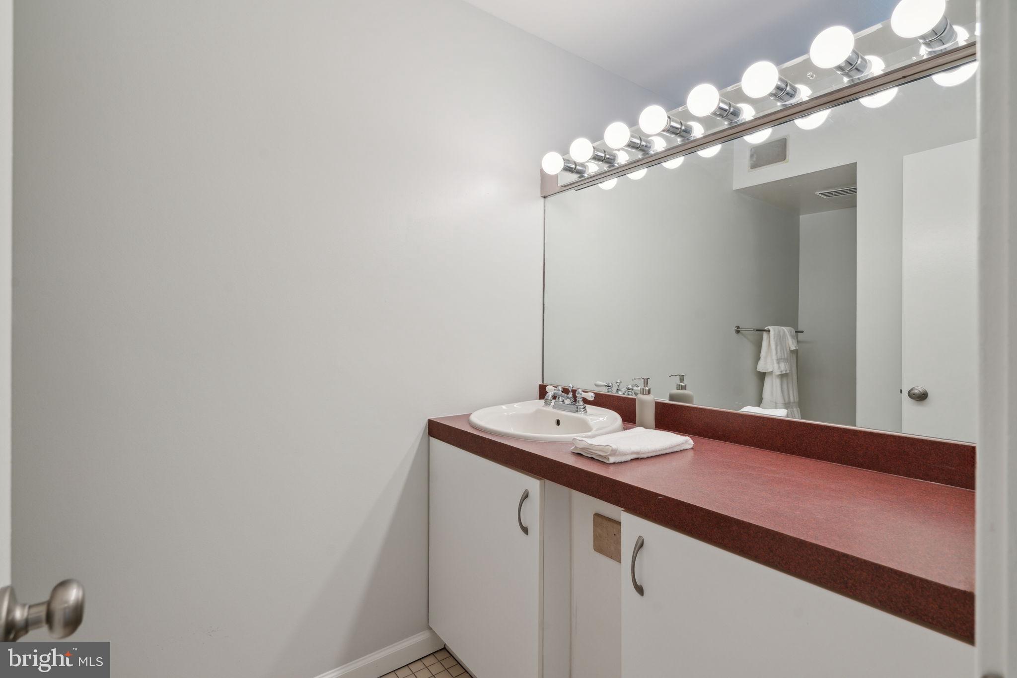 822 N NEWKIRK STREET