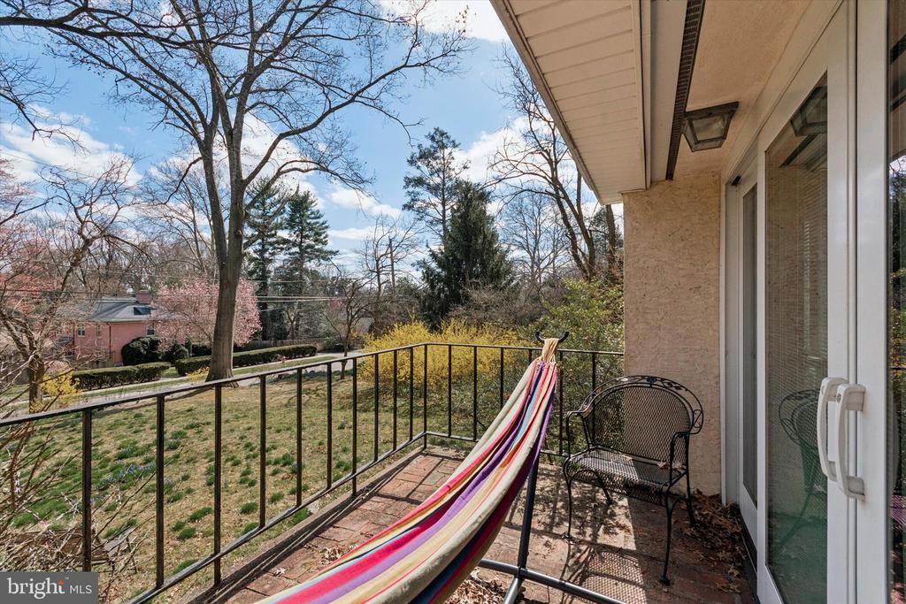 151 W GRAVERS LANE