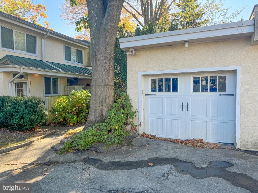 151 W GRAVERS LANE