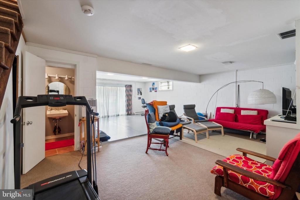 151 W GRAVERS LANE