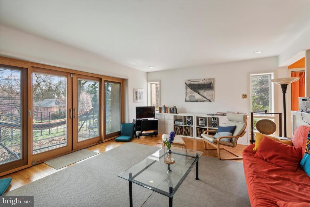 151 W GRAVERS LANE