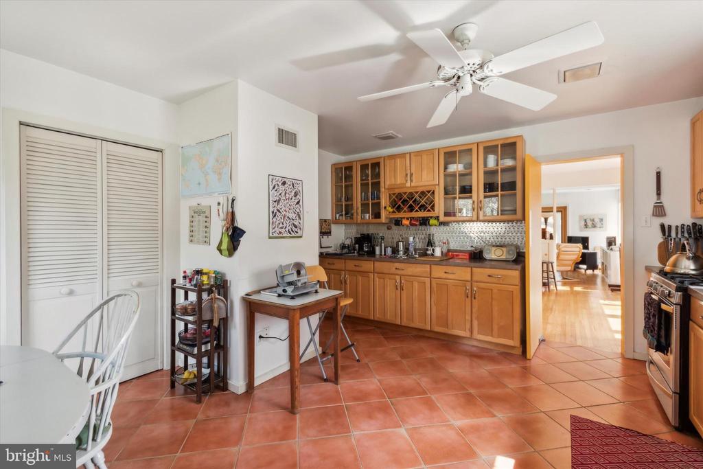 151 W GRAVERS LANE
