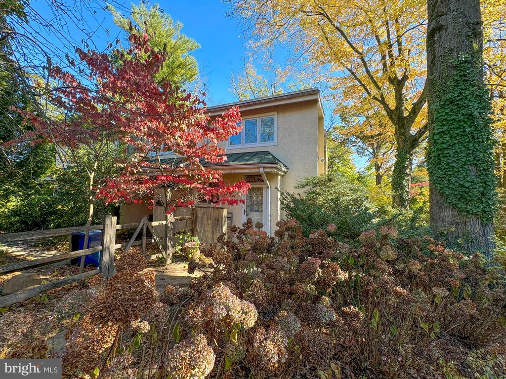 151 W GRAVERS LANE