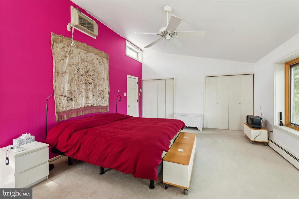151 W GRAVERS LANE