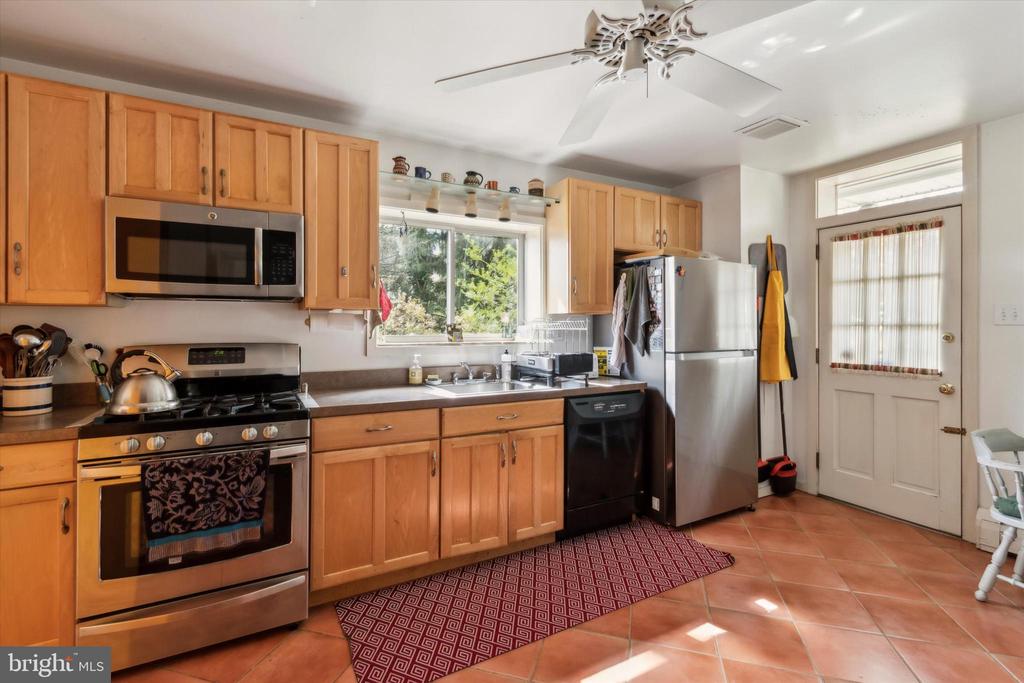 151 W GRAVERS LANE