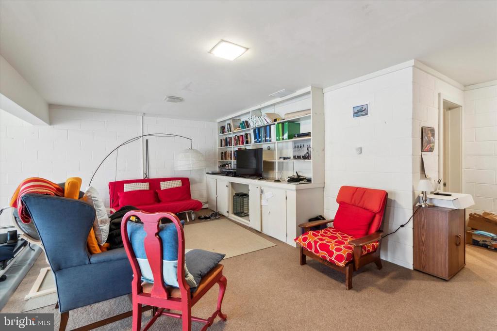 151 W GRAVERS LANE