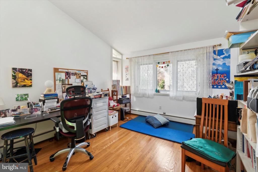 151 W GRAVERS LANE