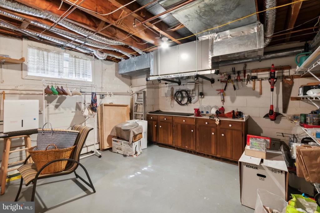 151 W GRAVERS LANE