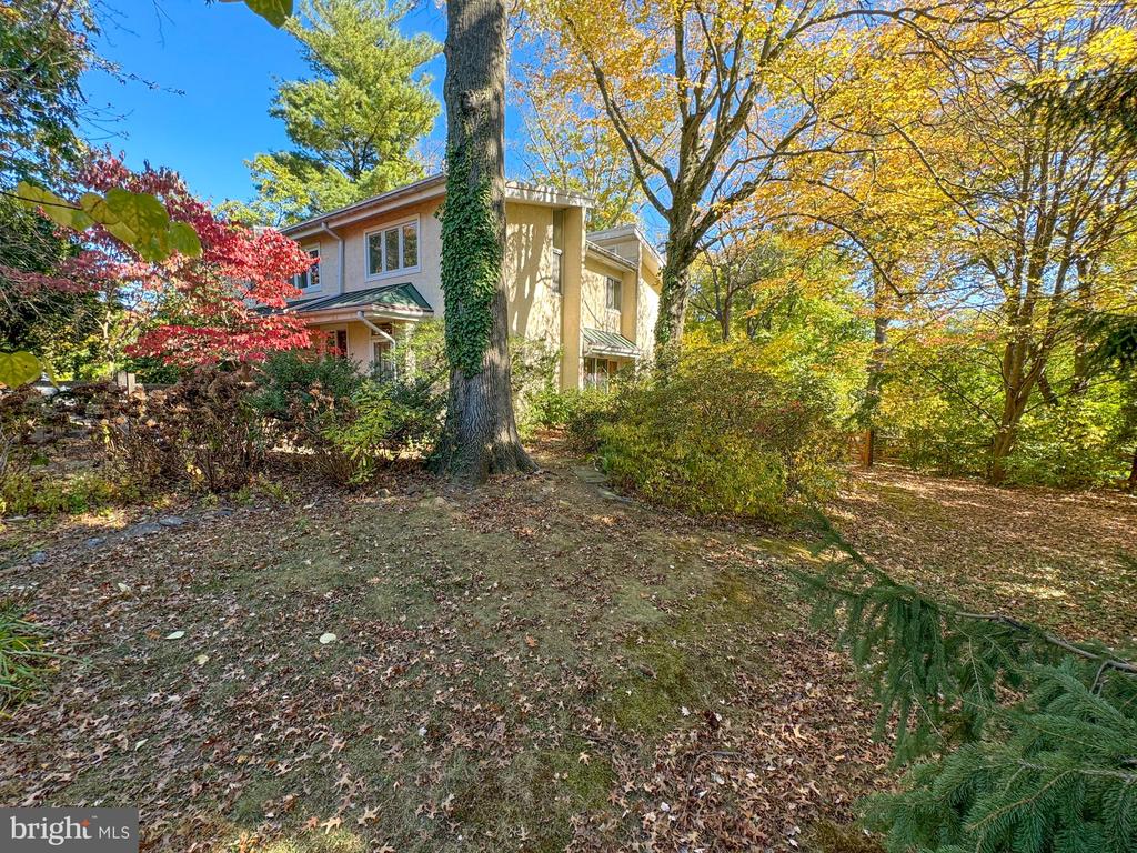 151 W GRAVERS LANE