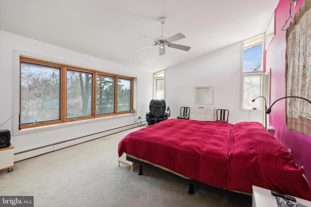 151 W GRAVERS LANE