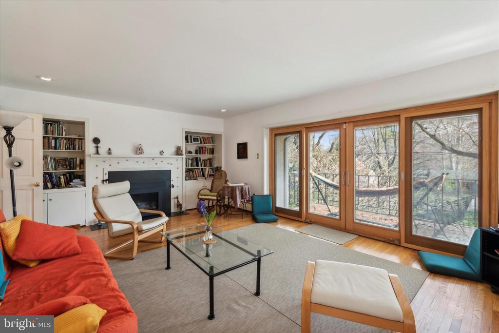 151 W GRAVERS LANE
