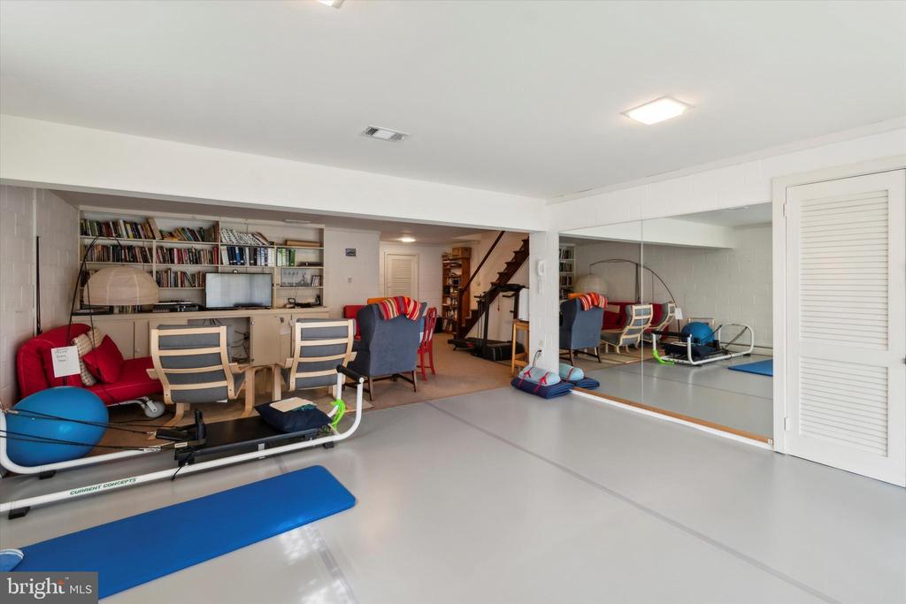 151 W GRAVERS LANE