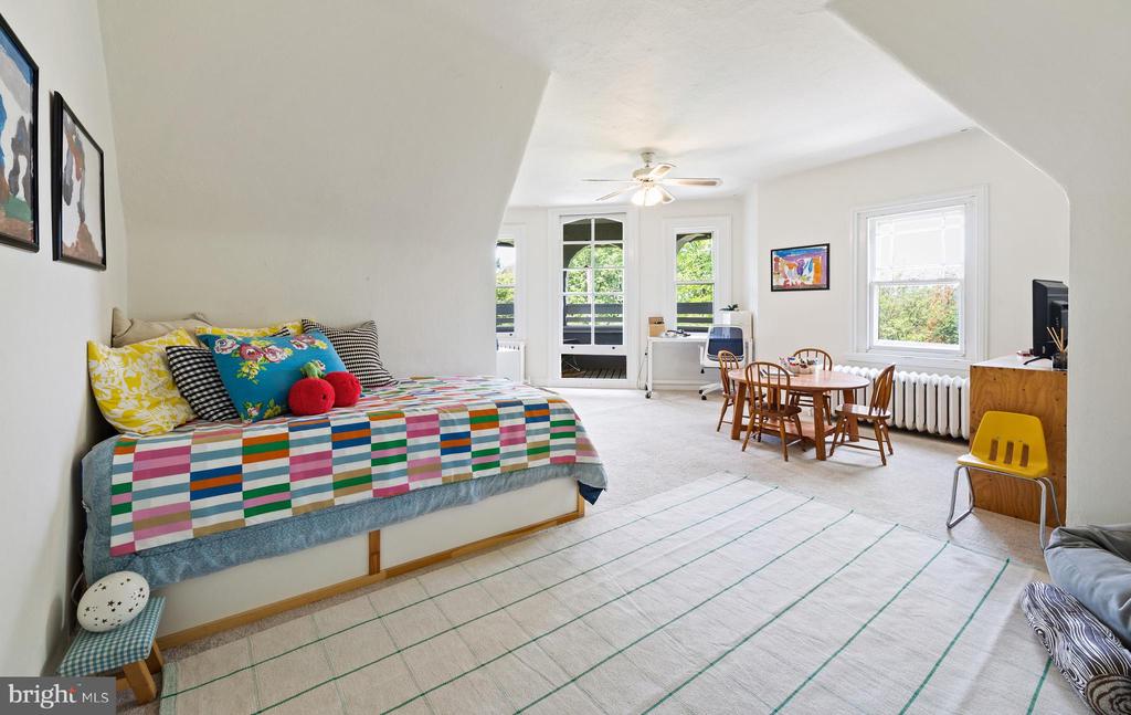 246 W EVERGREEN AVENUE