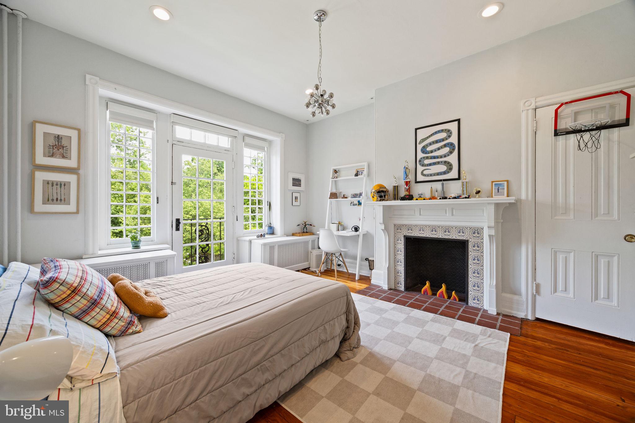 246 W EVERGREEN AVENUE