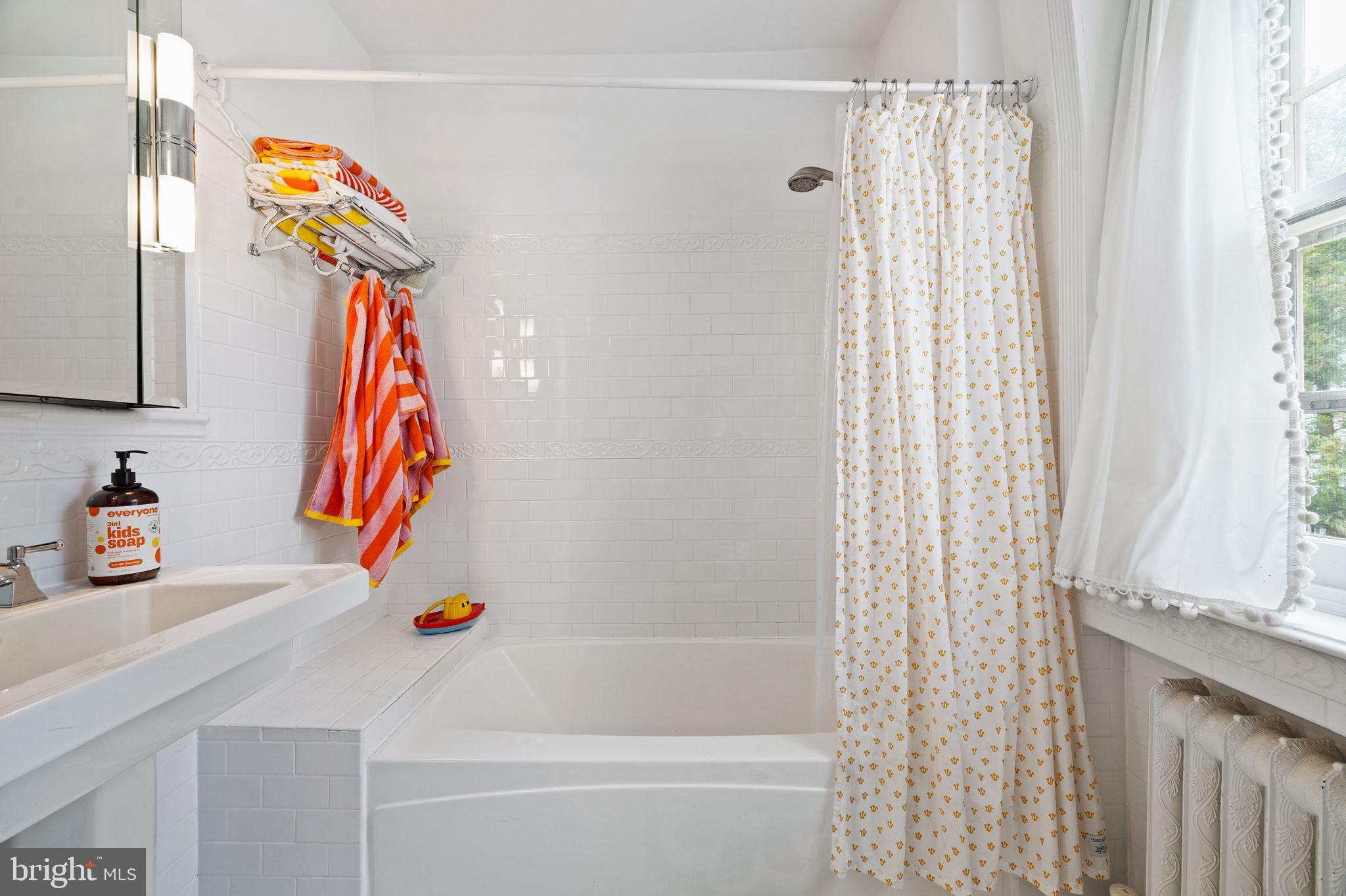 246 W EVERGREEN AVENUE