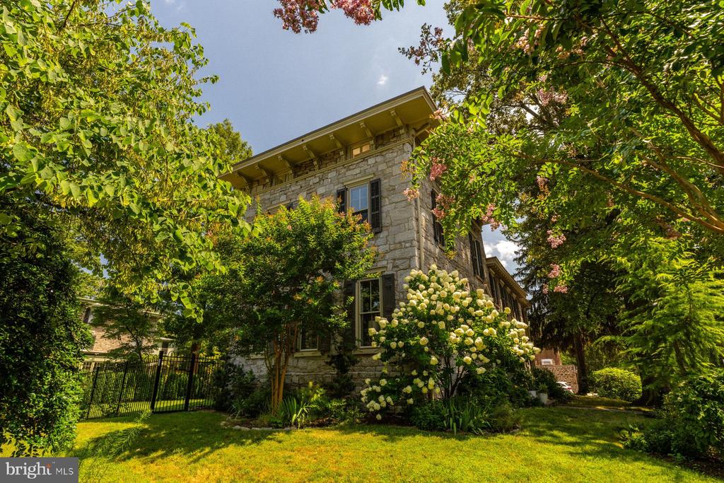 400 E. EVERGREEN AVENUE