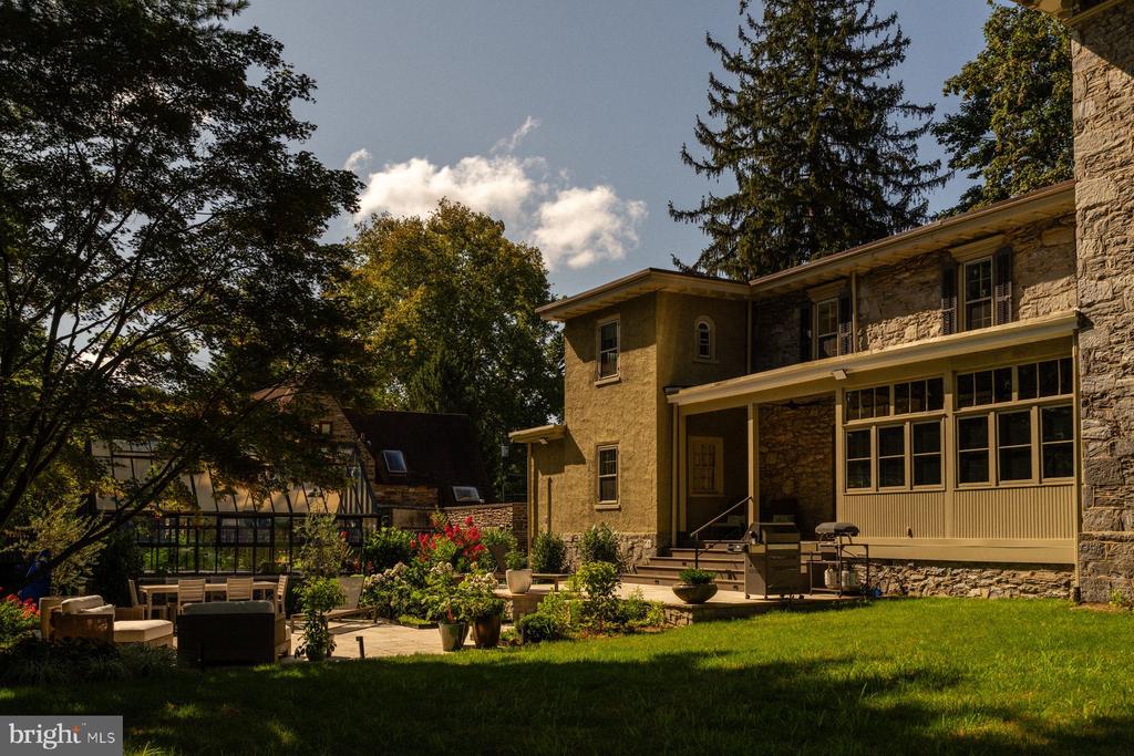 400 E. EVERGREEN AVENUE