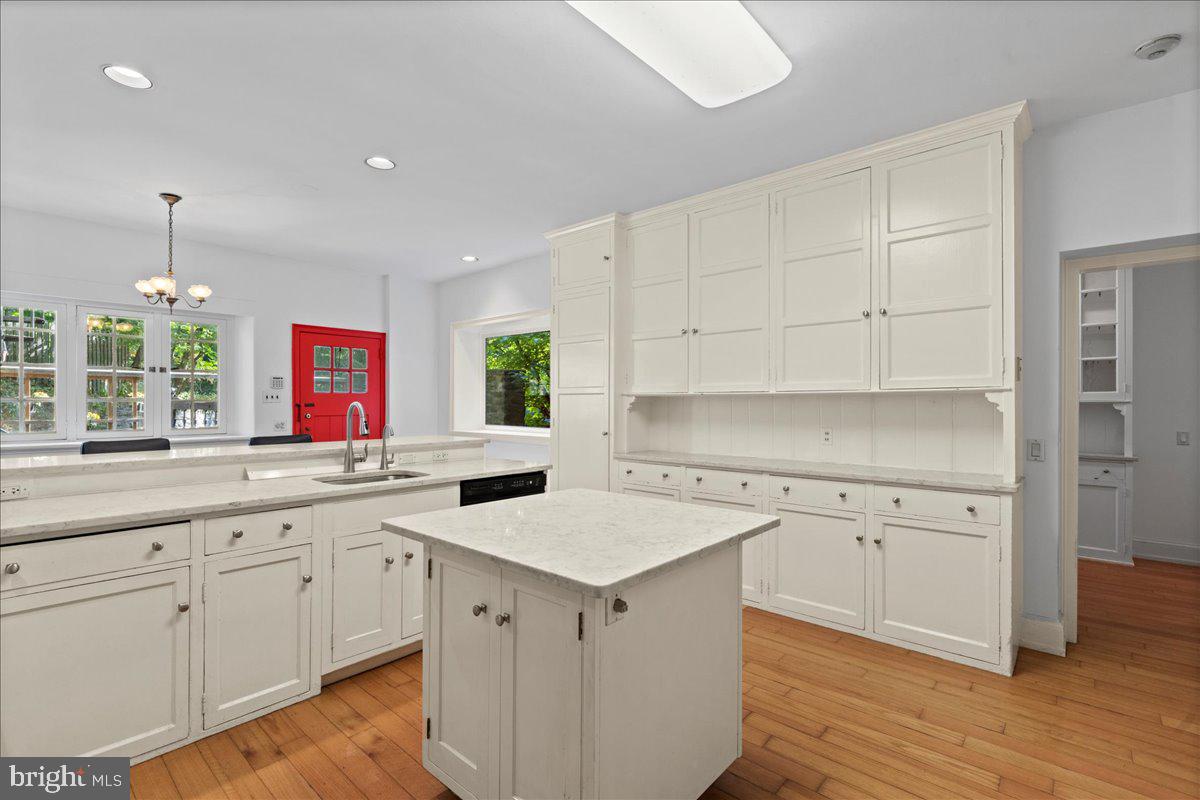 452 W CHESTNUT HILL AVENUE