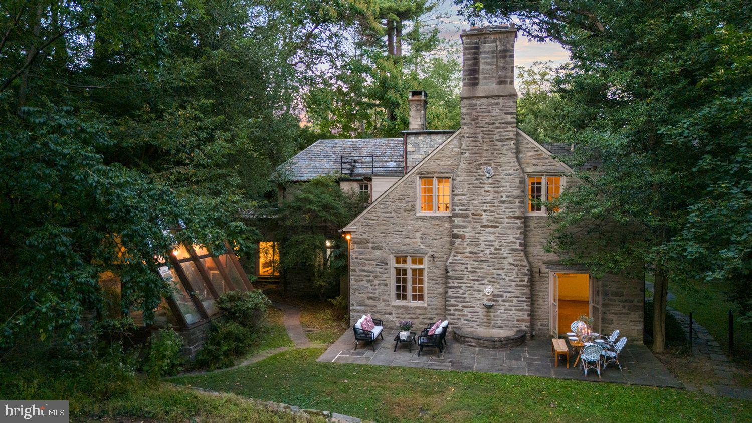 452 W CHESTNUT HILL AVENUE