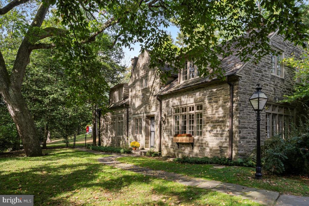 452 W CHESTNUT HILL AVENUE