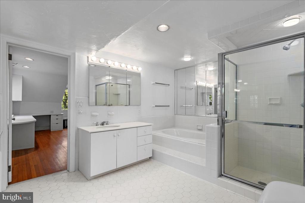 452 W CHESTNUT HILL AVENUE