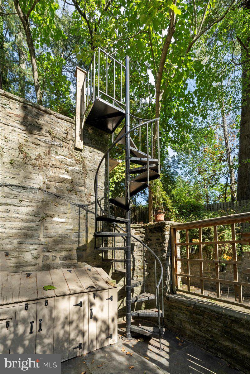 452 W CHESTNUT HILL AVENUE