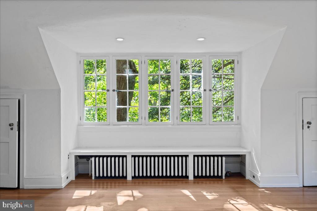 452 W CHESTNUT HILL AVENUE