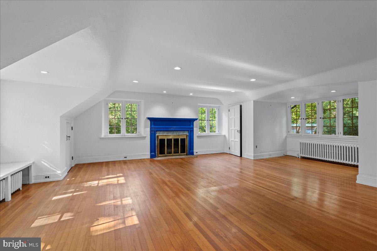 452 W CHESTNUT HILL AVENUE