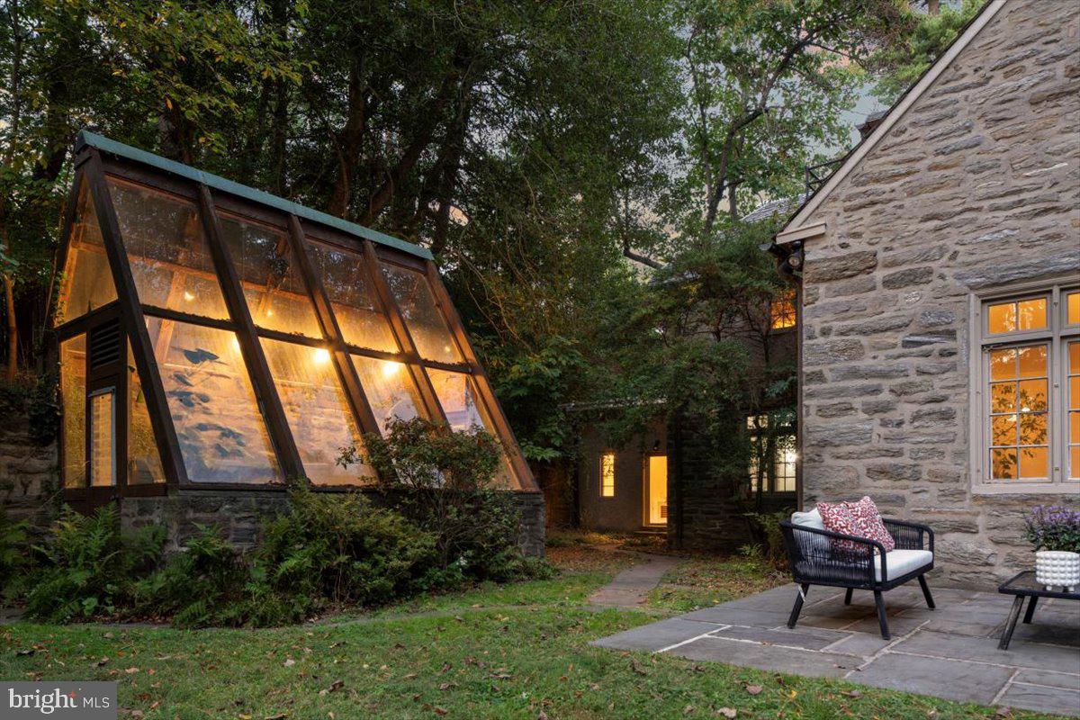 452 W CHESTNUT HILL AVENUE