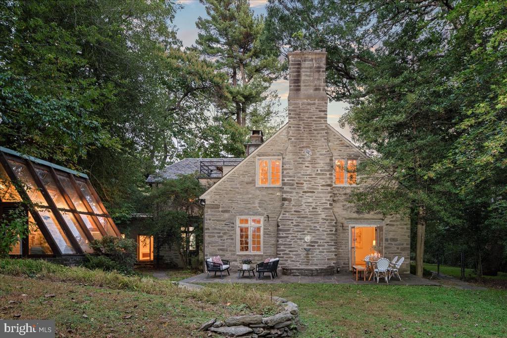 452 W CHESTNUT HILL AVENUE