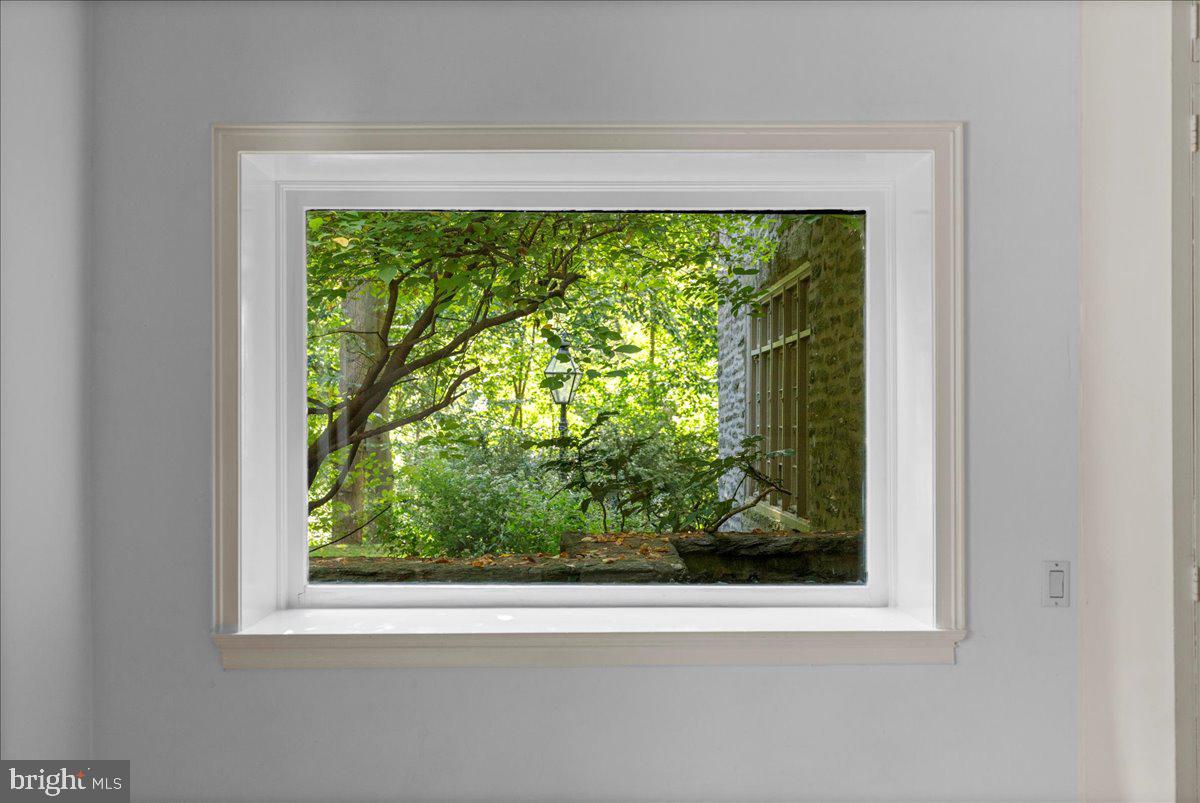 452 W CHESTNUT HILL AVENUE