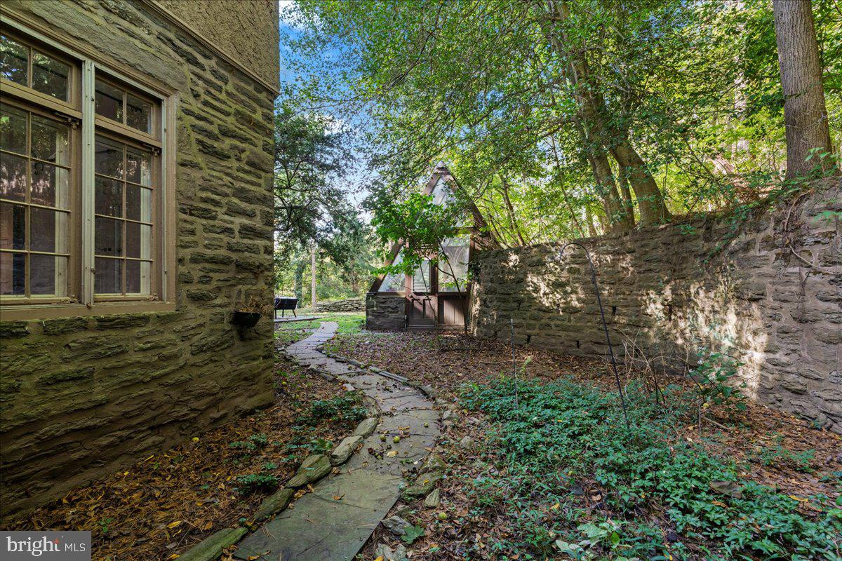 452 W CHESTNUT HILL AVENUE