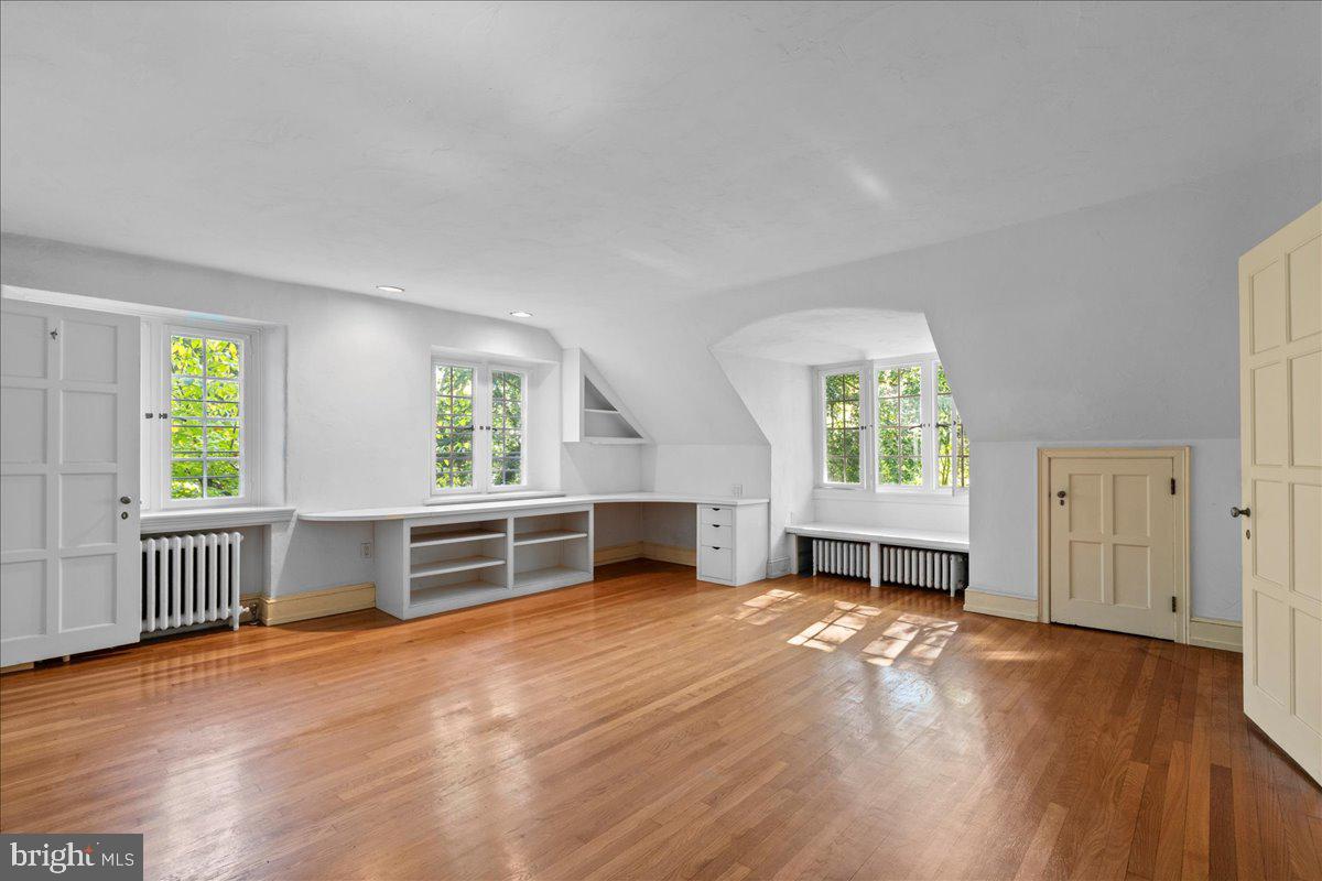 452 W CHESTNUT HILL AVENUE