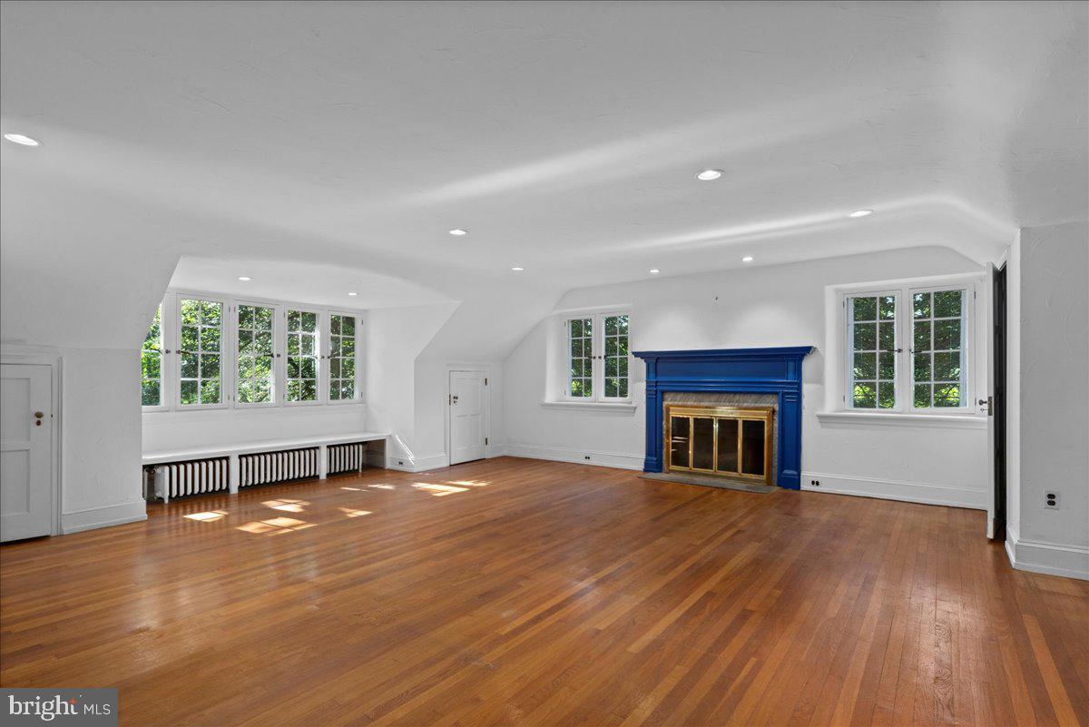 452 W CHESTNUT HILL AVENUE