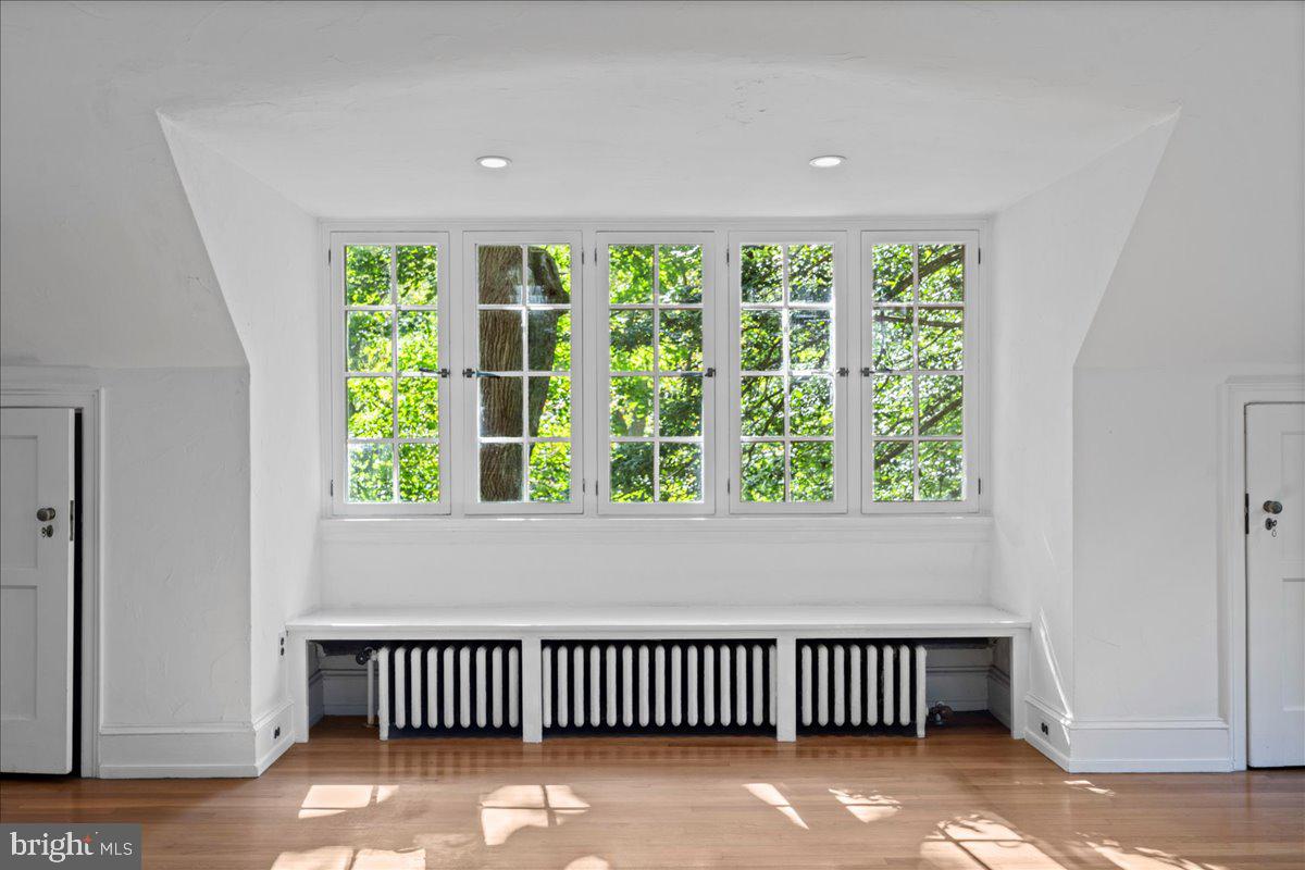 452 W CHESTNUT HILL AVENUE