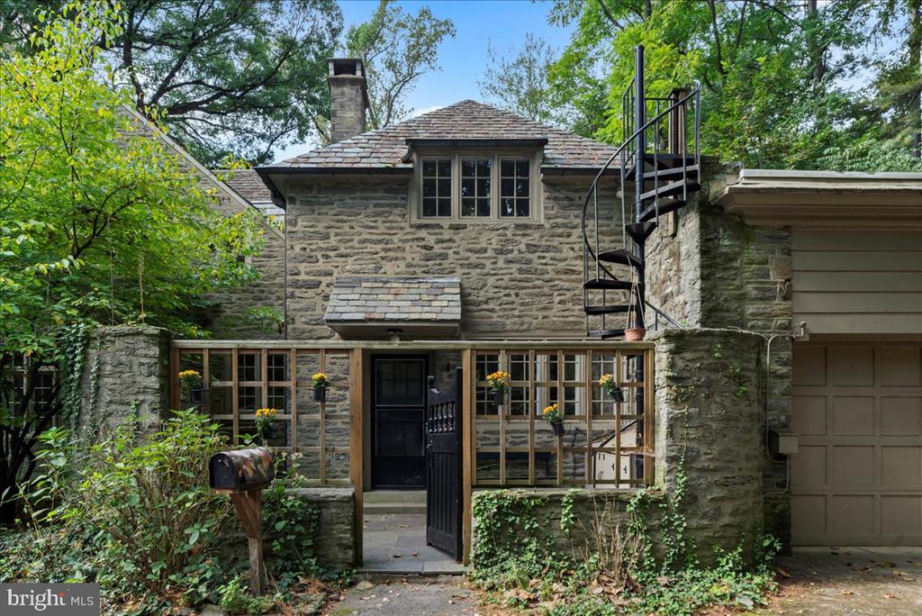 452 W CHESTNUT HILL AVENUE