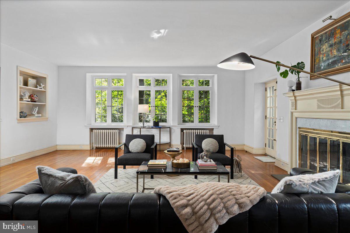 452 W CHESTNUT HILL AVENUE