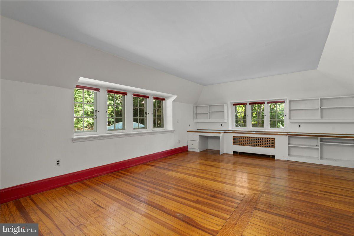 452 W CHESTNUT HILL AVENUE