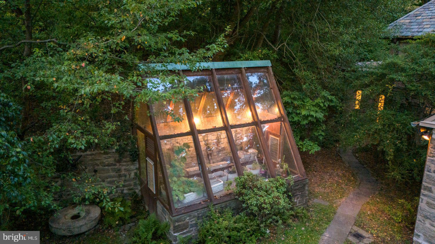 452 W CHESTNUT HILL AVENUE