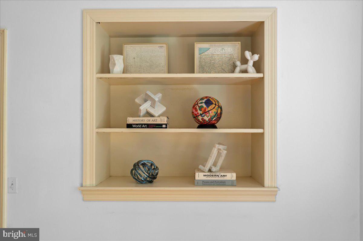 452 W CHESTNUT HILL AVENUE