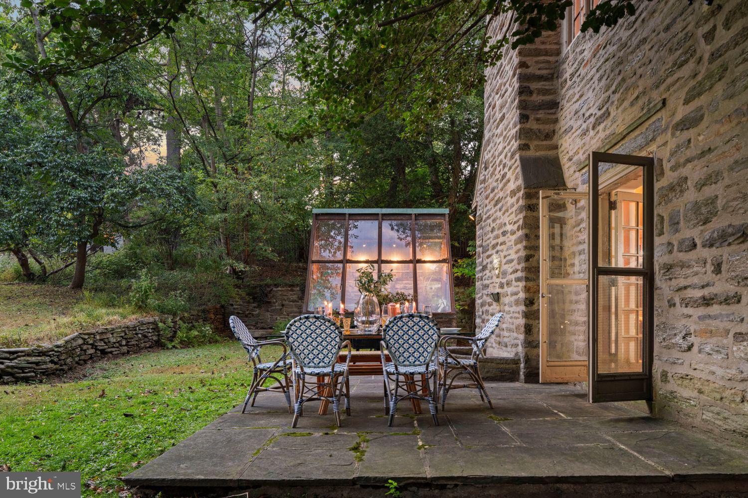 452 W CHESTNUT HILL AVENUE