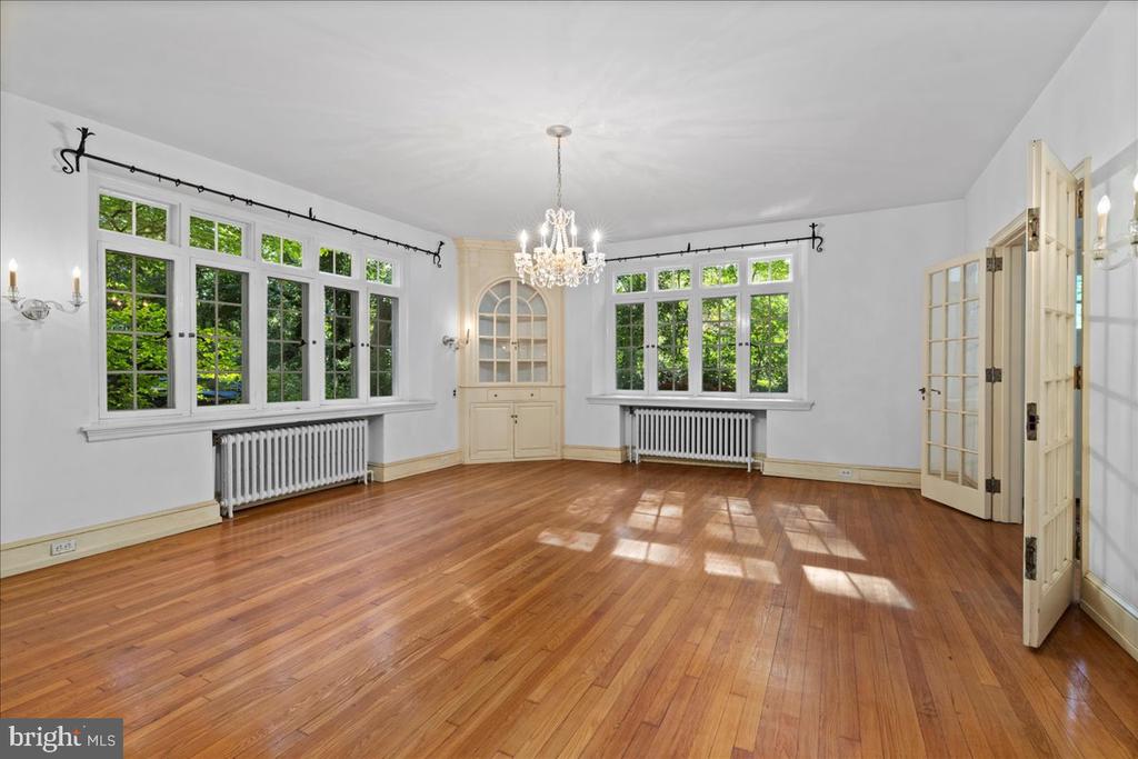 452 W CHESTNUT HILL AVENUE