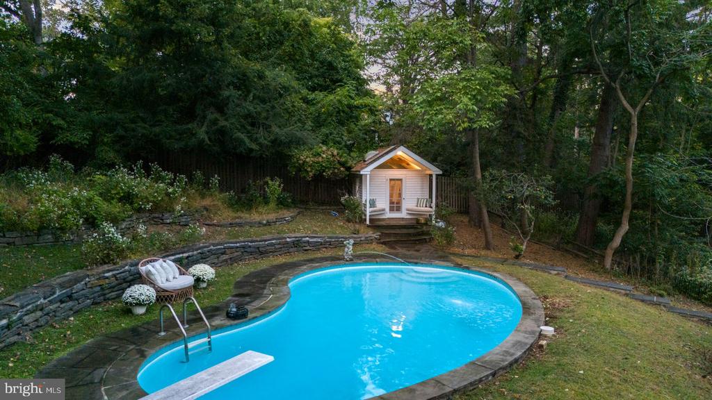 452 W CHESTNUT HILL AVENUE