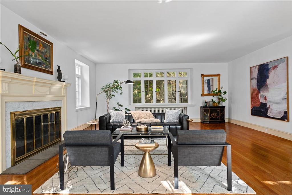 452 W CHESTNUT HILL AVENUE