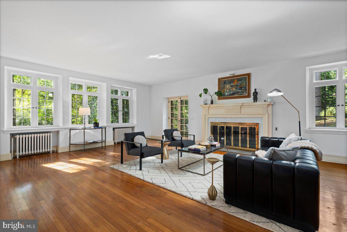 452 W CHESTNUT HILL AVENUE