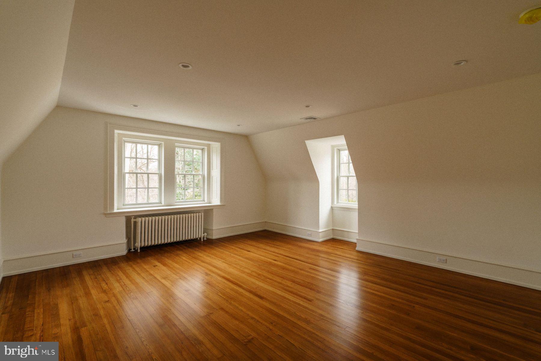 422 W CHESTNUT HILL AVENUE