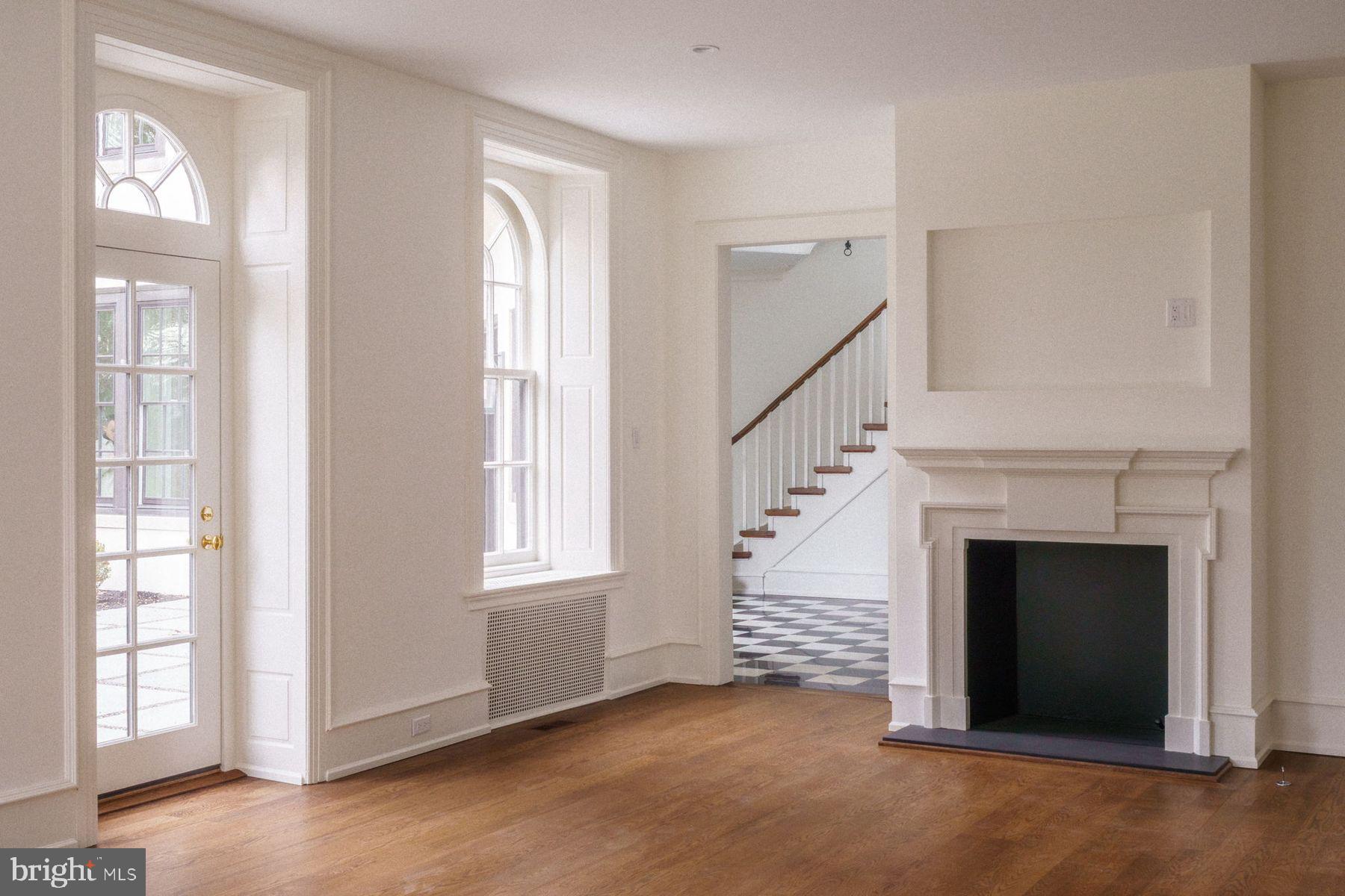 422 W CHESTNUT HILL AVENUE