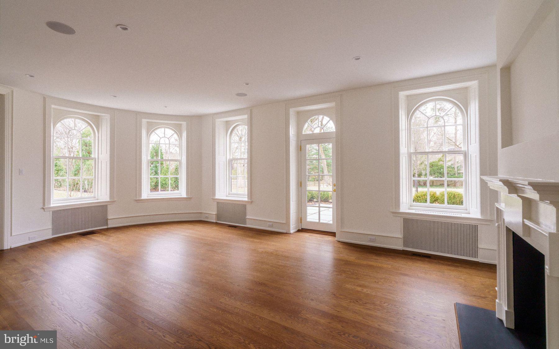 422 W CHESTNUT HILL AVENUE