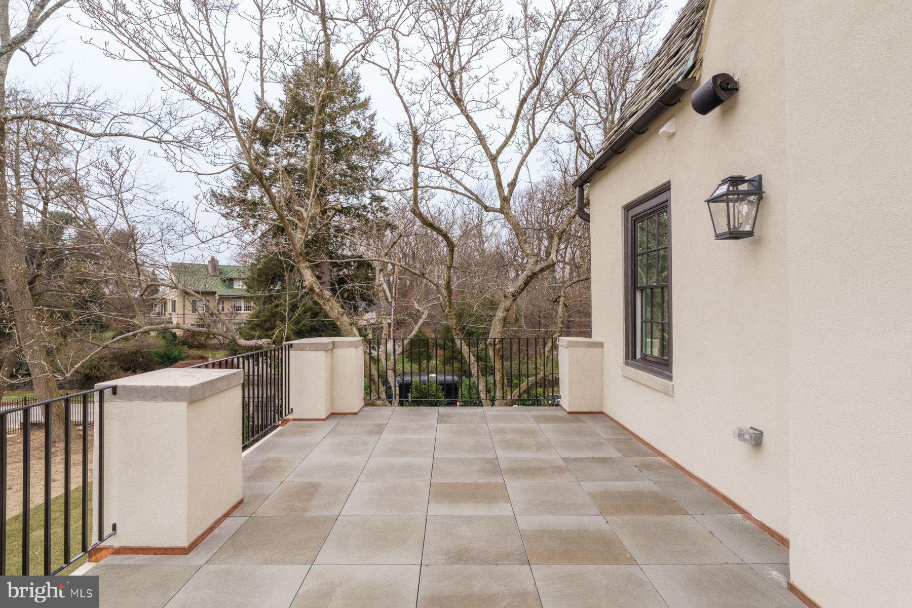 422 W CHESTNUT HILL AVENUE