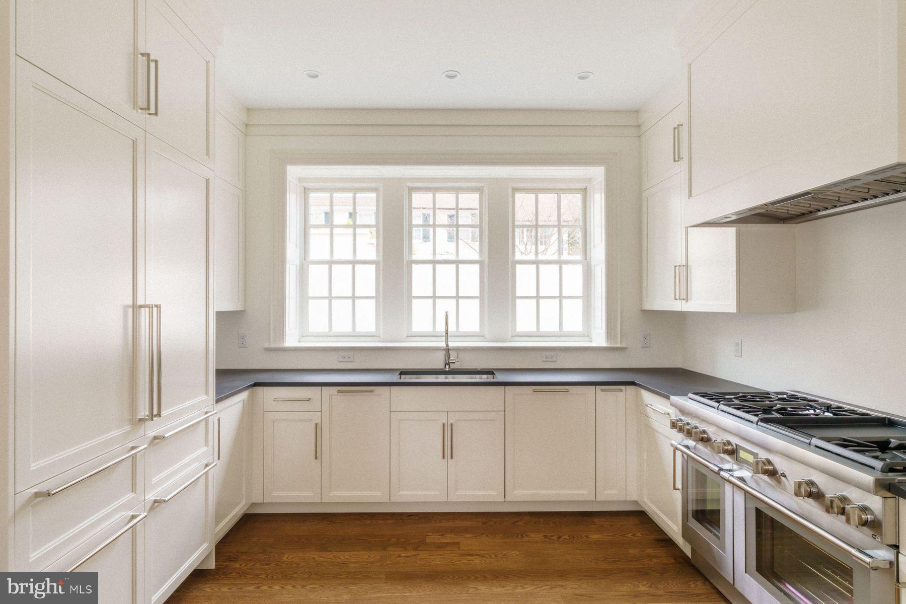 422 W CHESTNUT HILL AVENUE